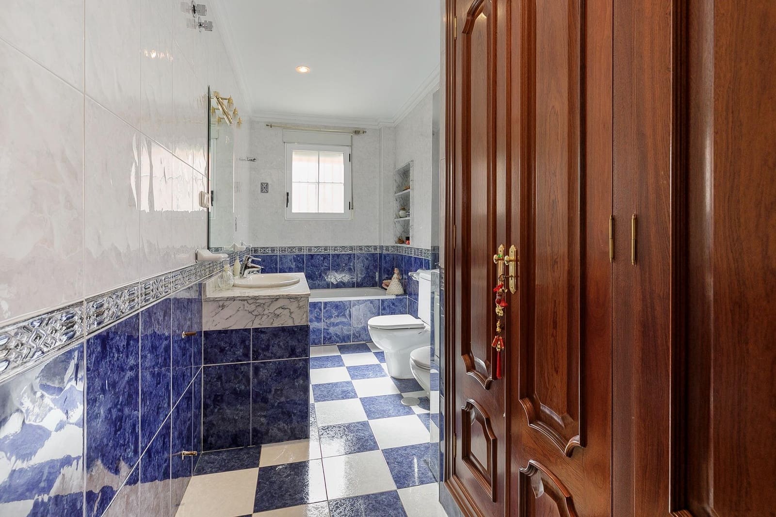 4 bedroom Villa for sale in Granada city with garage - € 714,000 (Ref: 9419622)