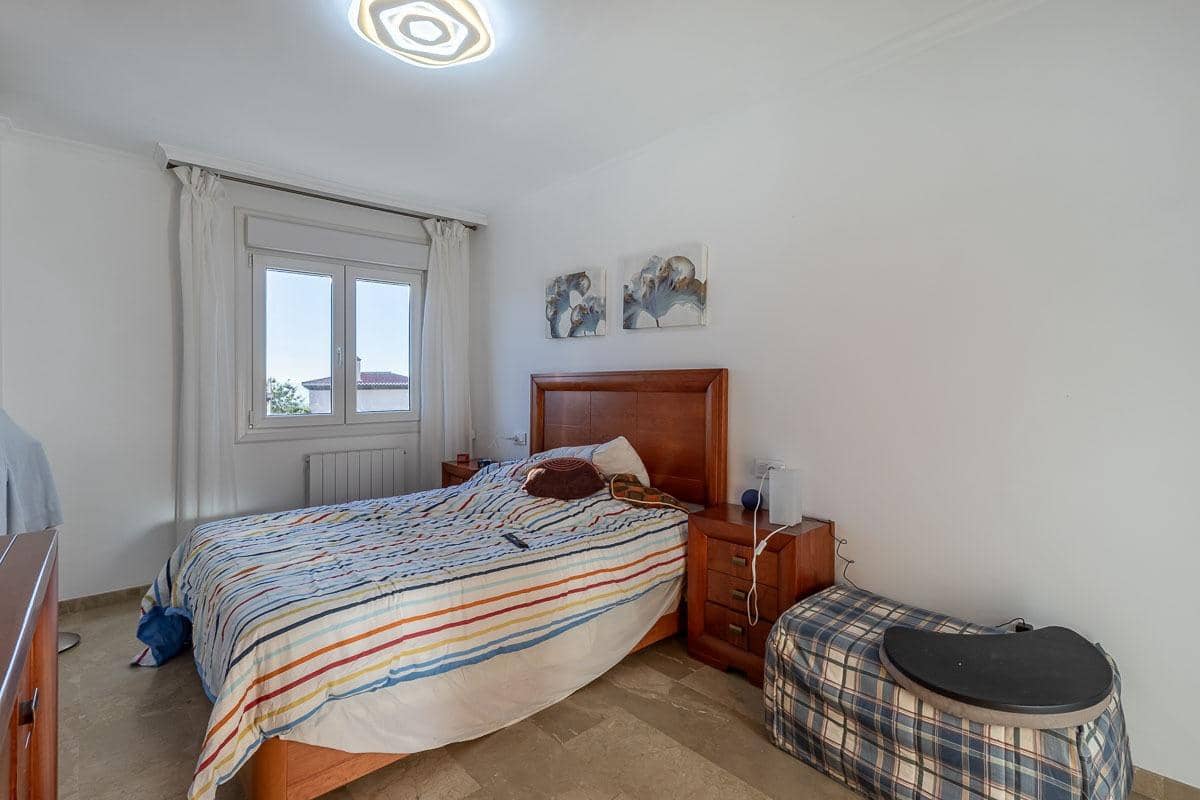 4 quarto Moradia para venda em Cenes de la Vega com piscina garagem - 365 000 € (Ref: 9436133)