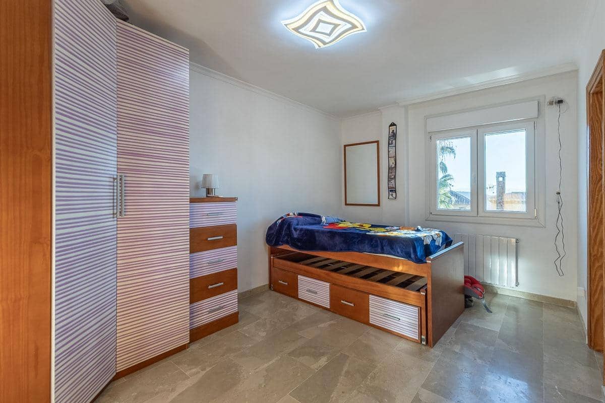 4 quarto Moradia para venda em Cenes de la Vega com piscina garagem - 365 000 € (Ref: 9436133)