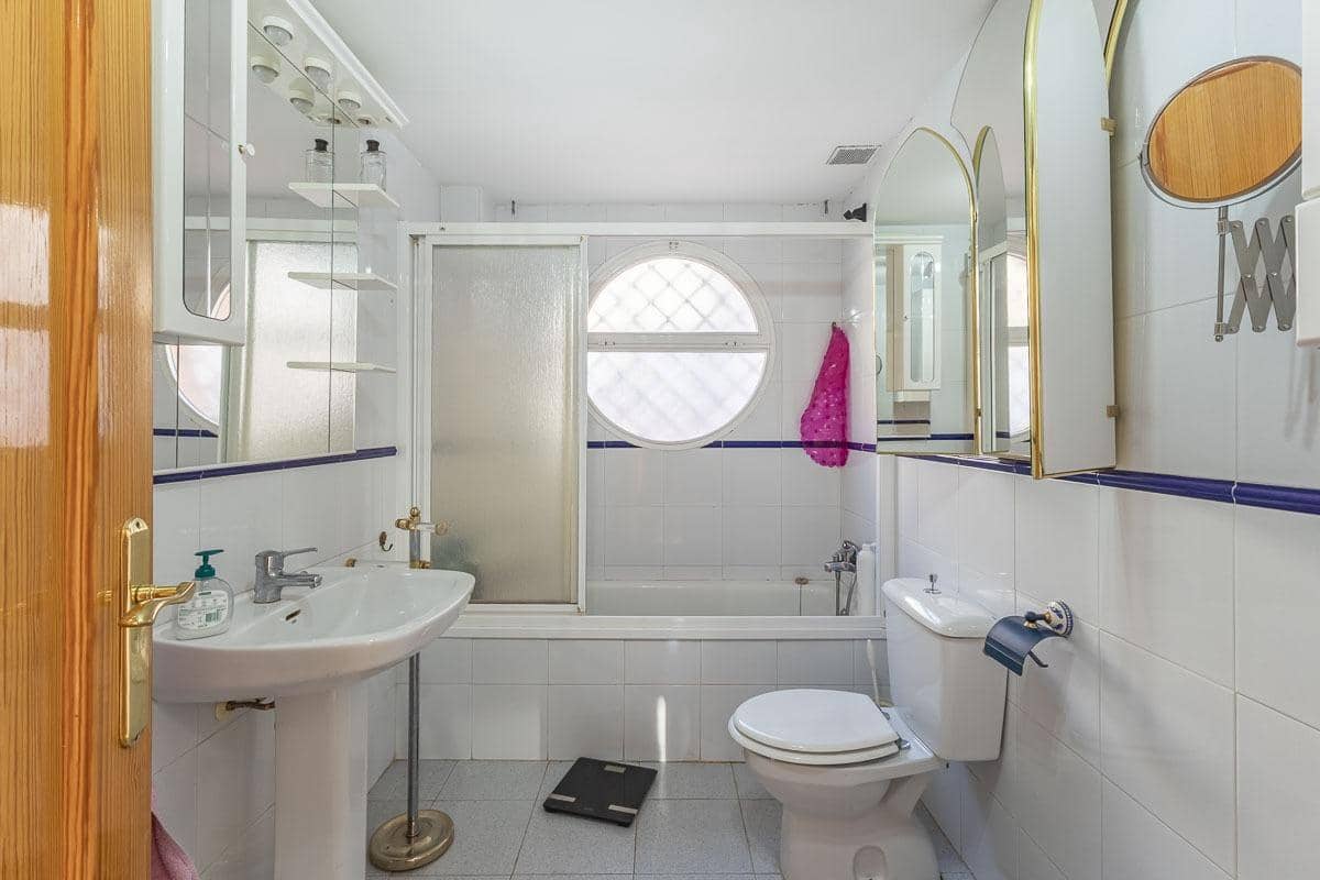 4 quarto Moradia para venda em Cenes de la Vega com piscina garagem - 365 000 € (Ref: 9436133)