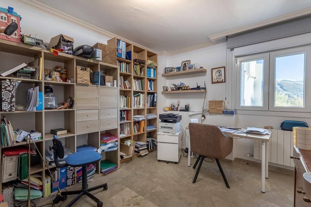 4 quarto Moradia para venda em Cenes de la Vega com piscina garagem - 365 000 € (Ref: 9436133)