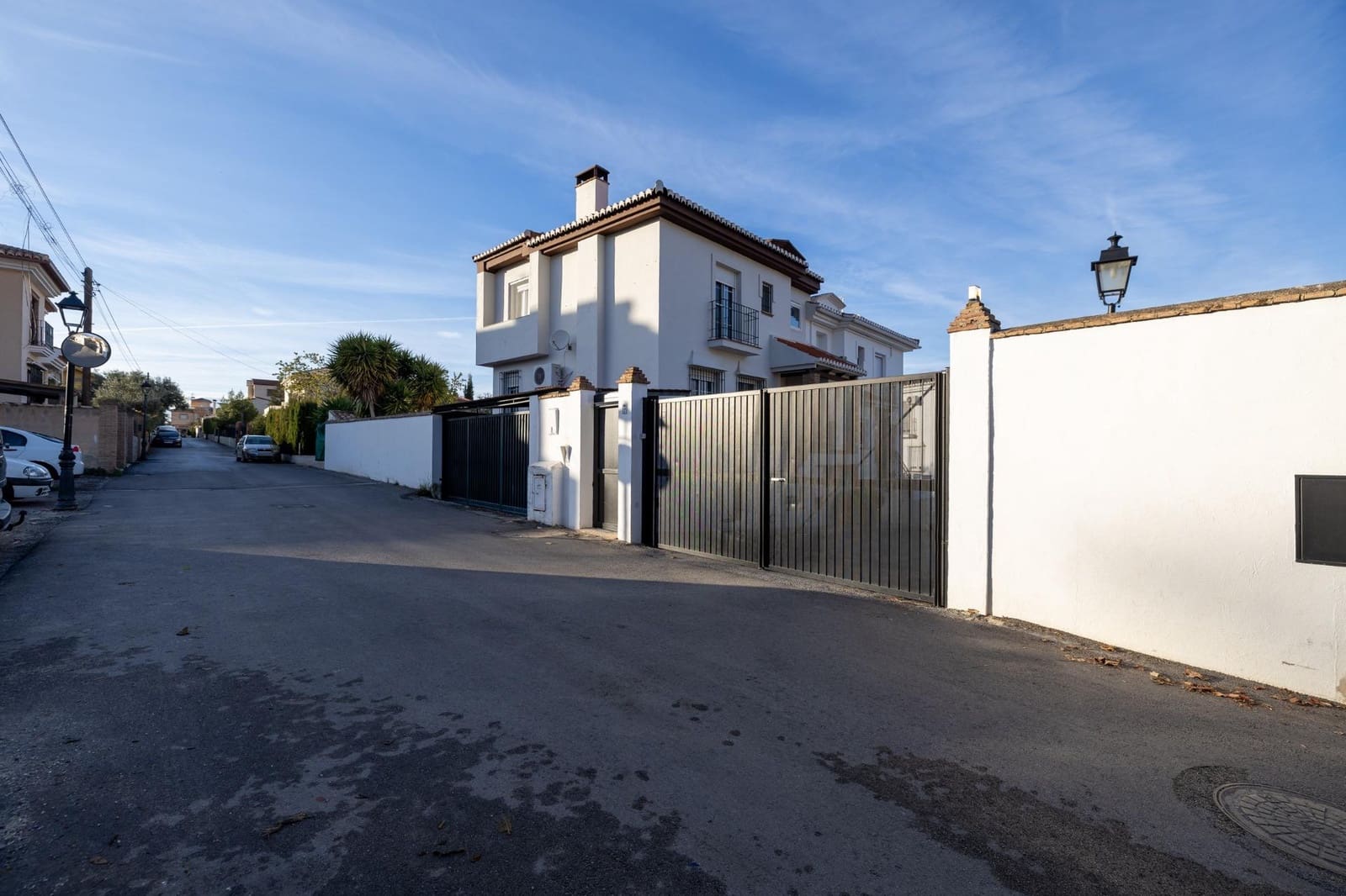 4 bedroom Semi-detached Villa for sale in Ogijares with garage - € 348,000 (Ref: 9436135)