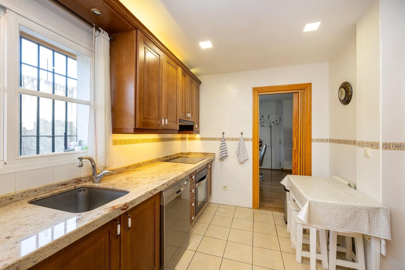 4 bedroom Semi-detached Villa for sale in Ogijares with garage - € 348,000 (Ref: 9436135)