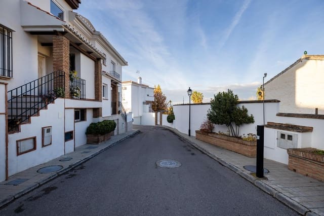 4 soveværelse Semi-Rækkehus til salg i Ogíjares med garage - € 348.000 (Ref: 9436135)