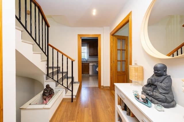 4 soveværelse Semi-Rækkehus til salg i Ogíjares med garage - € 348.000 (Ref: 9436135)