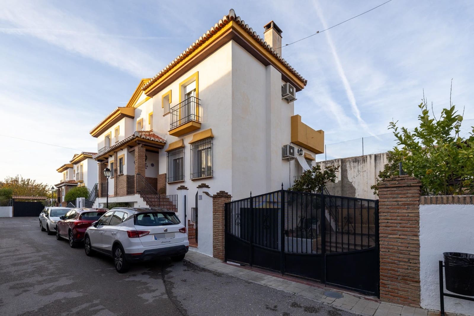 4 bedroom Semi-detached Villa for sale in Ogijares with garage - € 348,000 (Ref: 9436135)