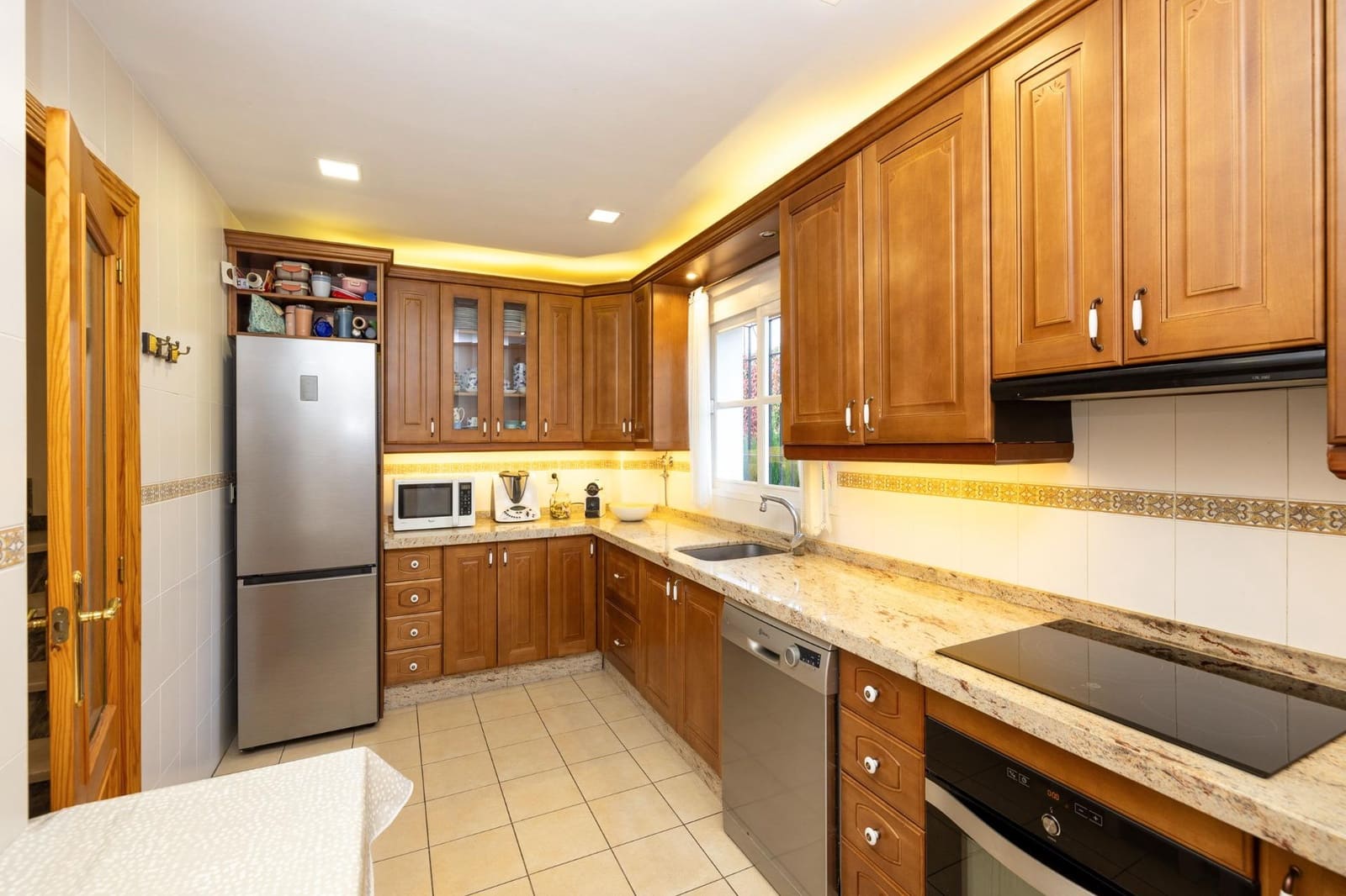 4 bedroom Semi-detached Villa for sale in Ogijares with garage - € 348,000 (Ref: 9436135)