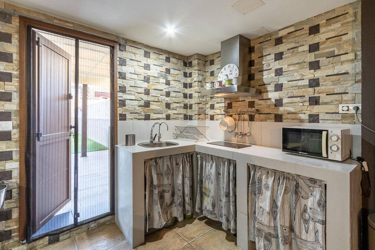 3 soveværelse Villa til salg i Ambroz med swimmingpool garage - € 299.900 (Ref: 9436412)