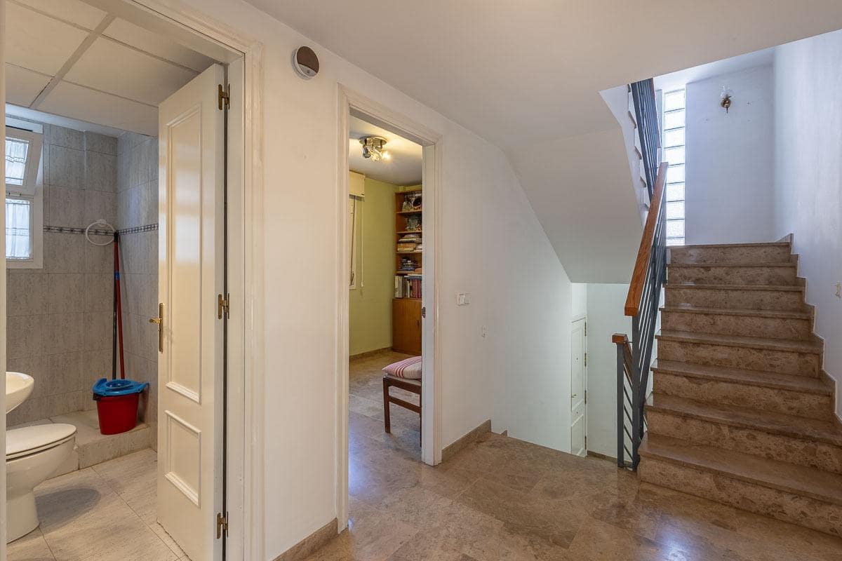 6 soveværelse Byhus til salg i Armilla med garage - € 429.000 (Ref: 9436413)