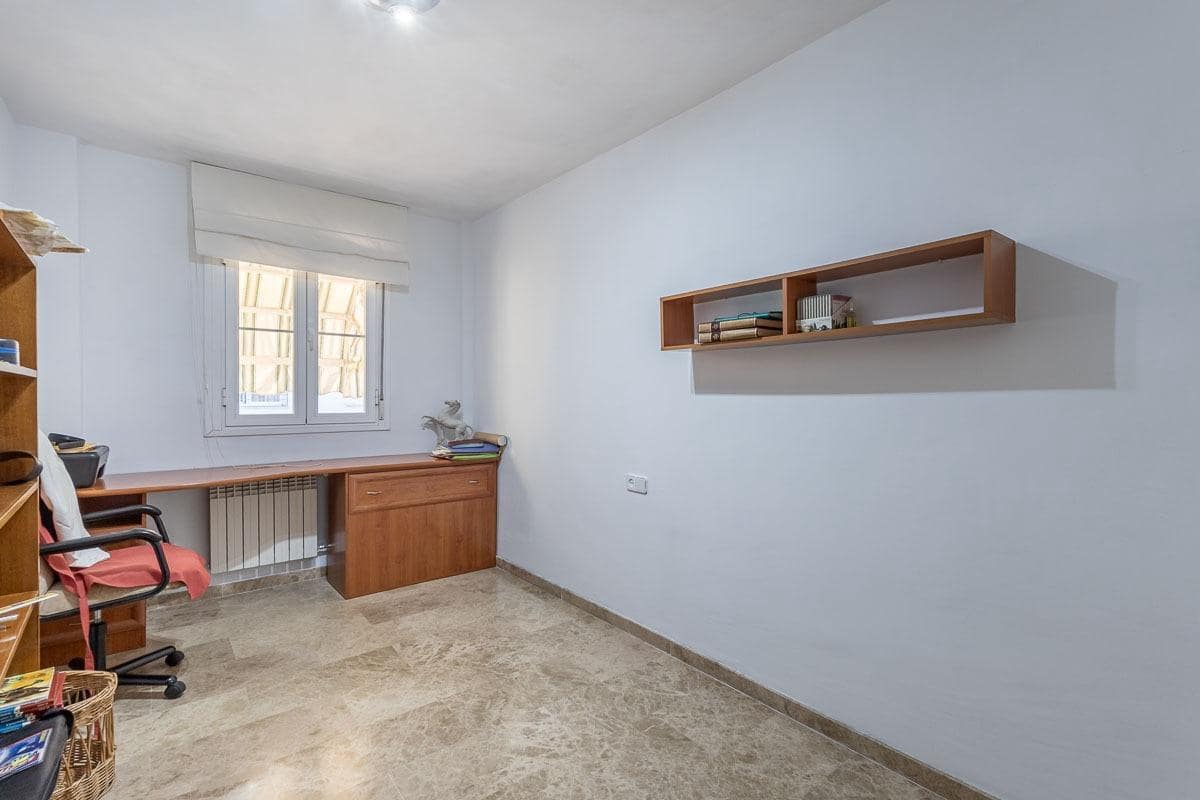 6 soveværelse Byhus til salg i Armilla med garage - € 429.000 (Ref: 9436413)