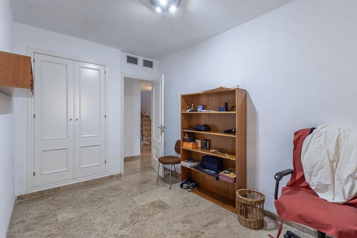 6 soveværelse Byhus til salg i Armilla med garage - € 429.000 (Ref: 9436413)