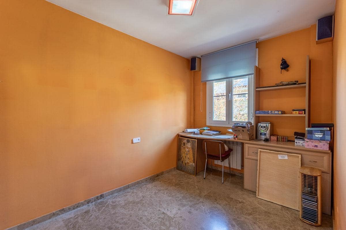 6 soveværelse Byhus til salg i Armilla med garage - € 429.000 (Ref: 9436413)