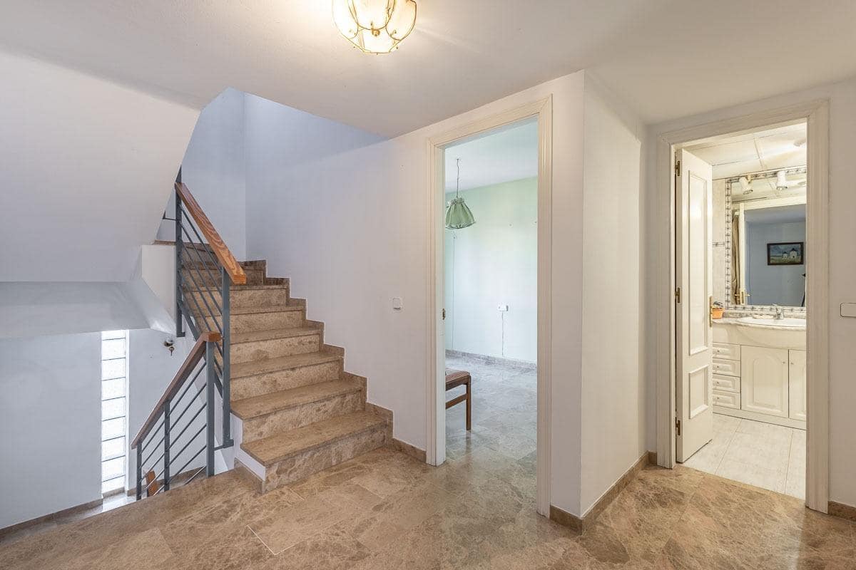 6 soveværelse Byhus til salg i Armilla med garage - € 429.000 (Ref: 9436413)