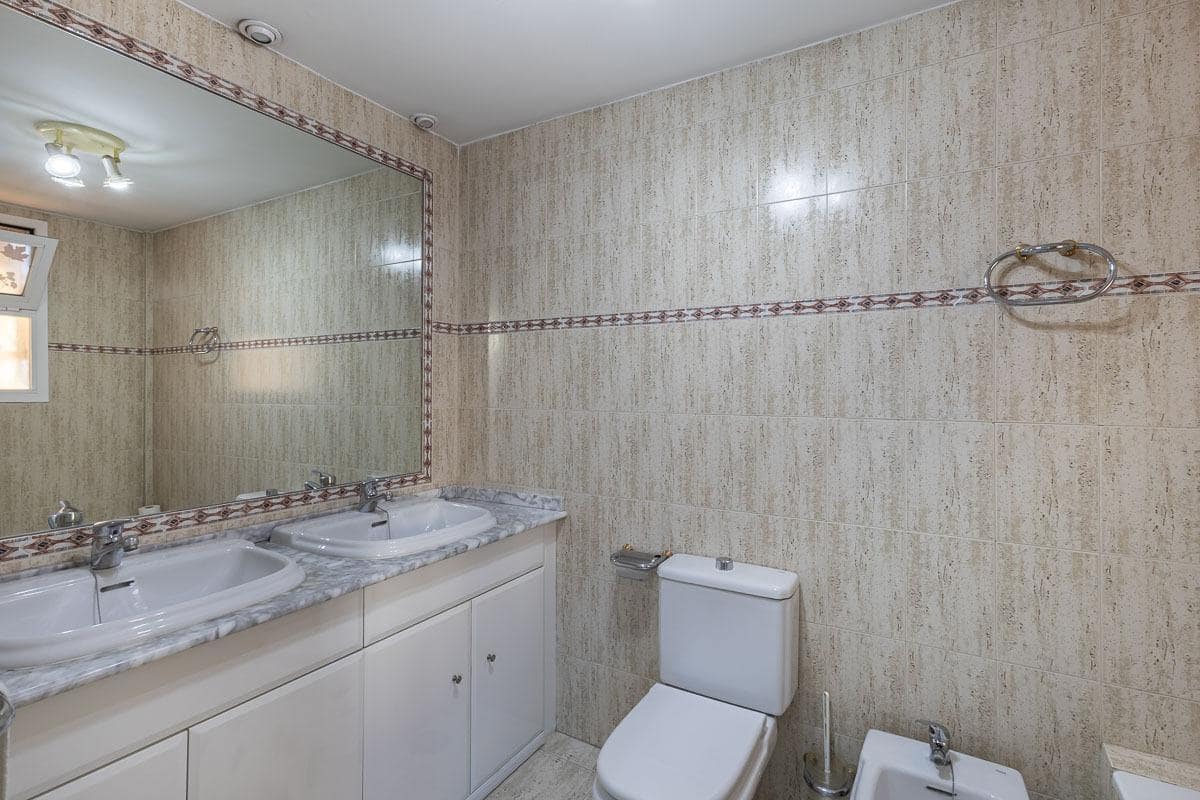 6 soveværelse Byhus til salg i Armilla med garage - € 429.000 (Ref: 9436413)