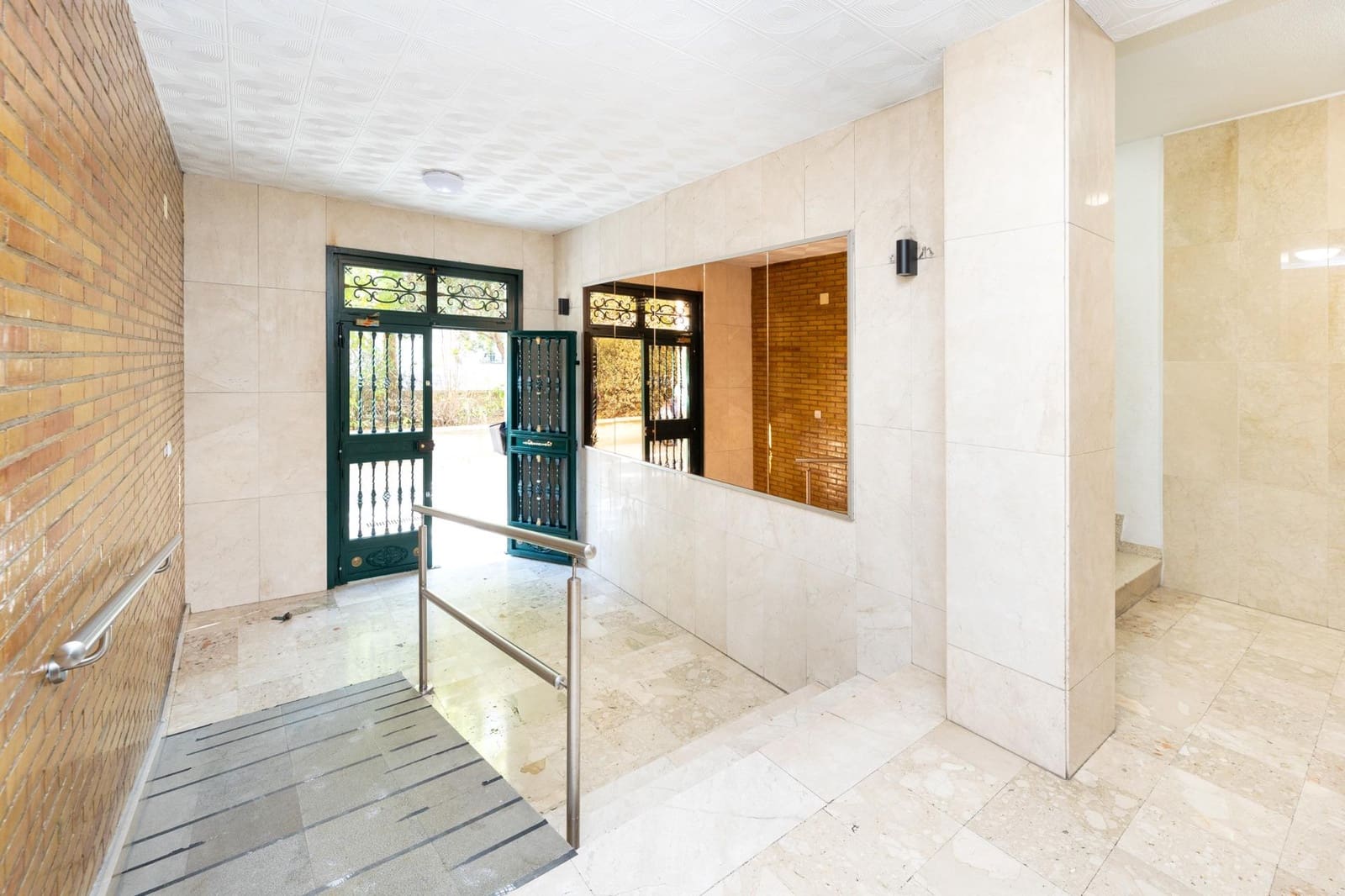 Piso de 3 habitaciones en Granada ciudad en venta con garaje - 199.000 € (Ref: 9440277)