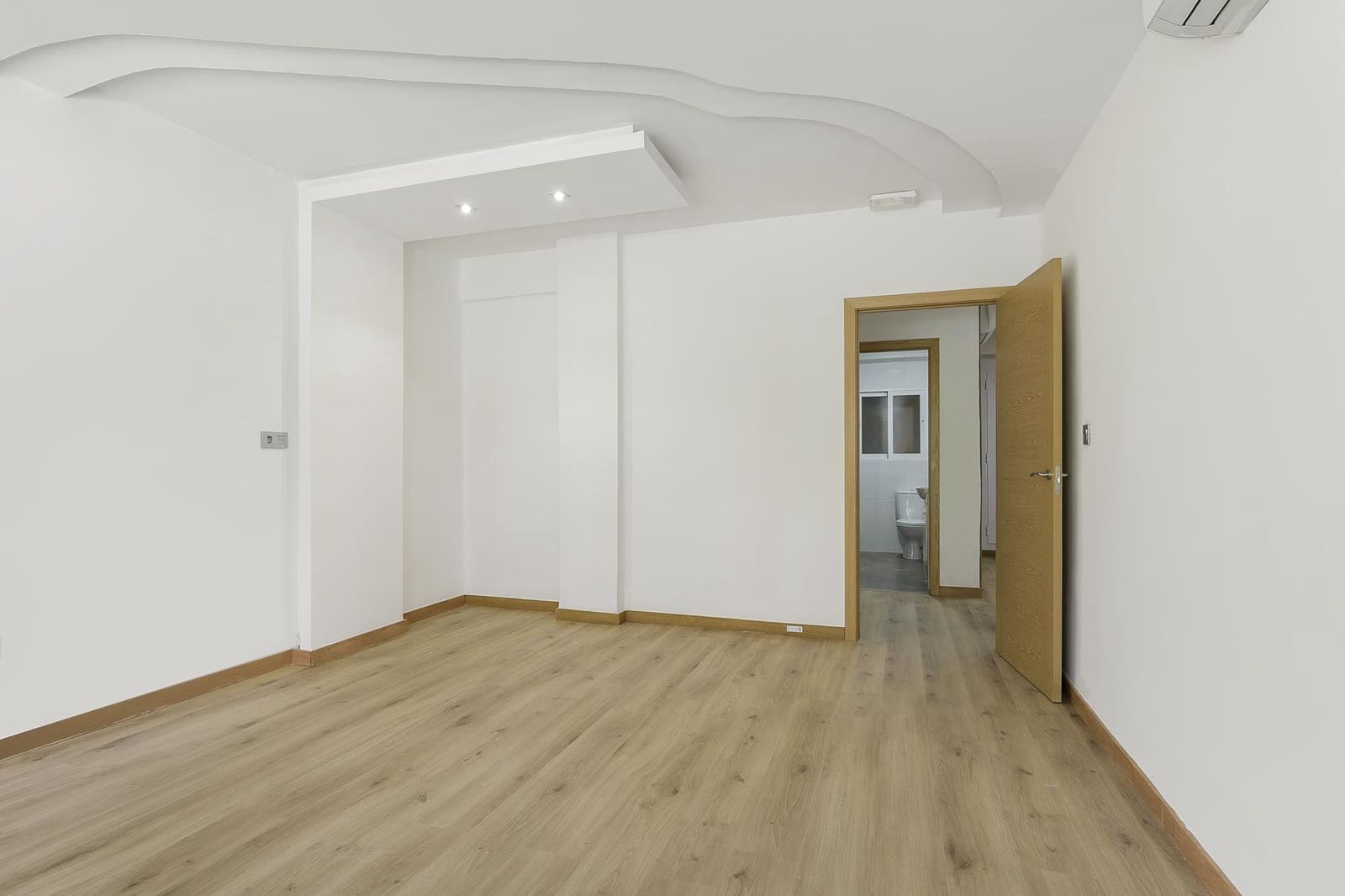 5 bedroom Flat for sale in Granada city - € 259,000 (Ref: 9443366)