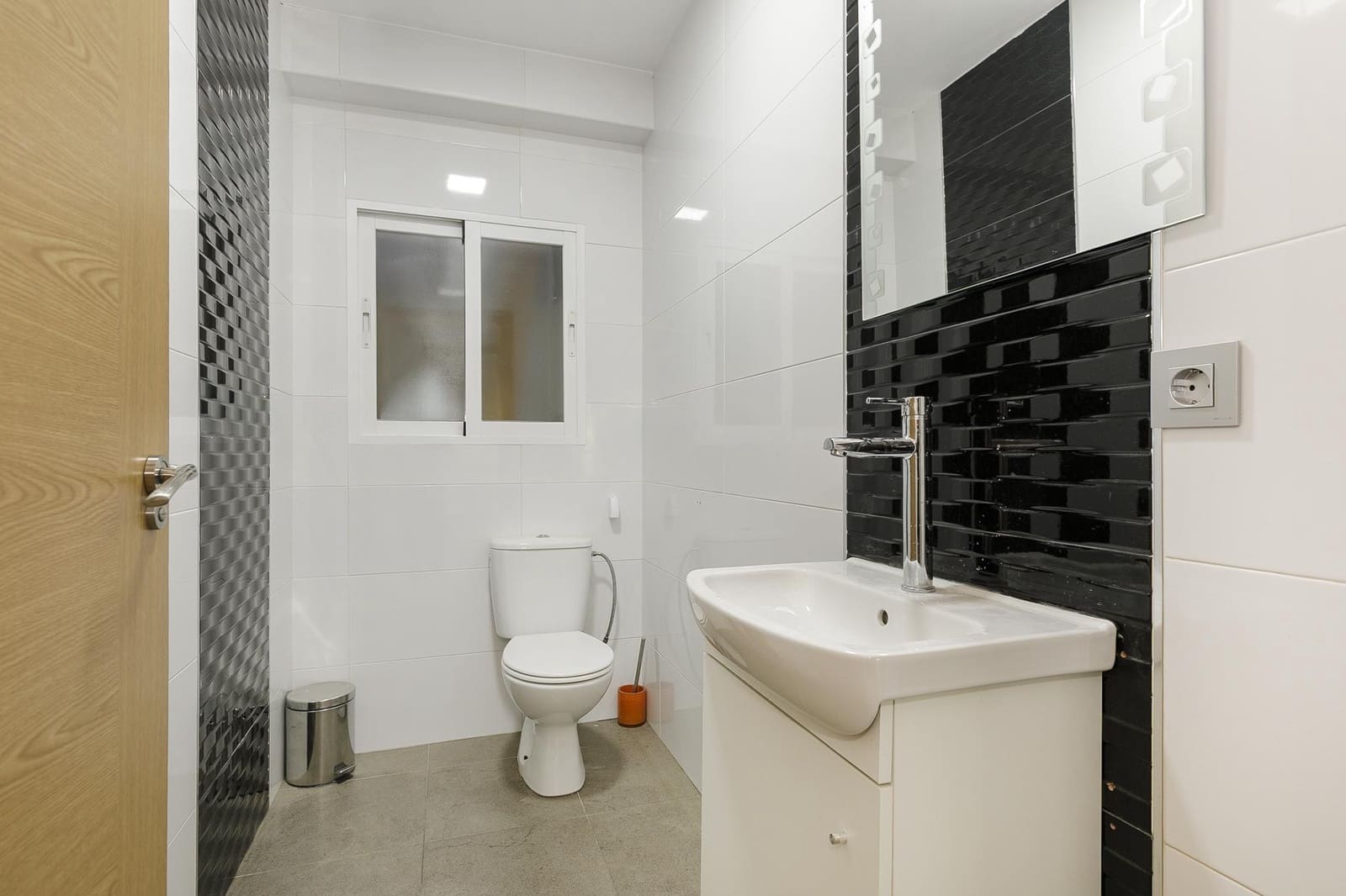 5 bedroom Flat for sale in Granada city - € 259,000 (Ref: 9443366)