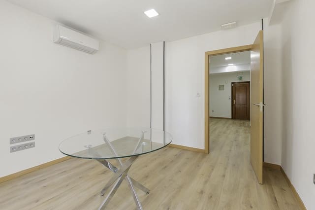 5 bedroom Flat for sale in Granada city - € 259,000 (Ref: 9443366)