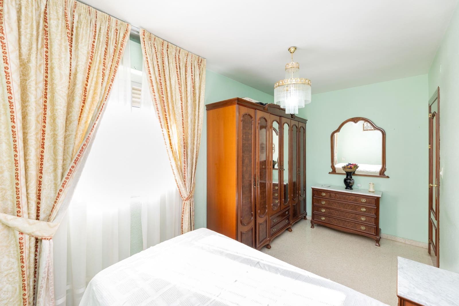 3 bedroom Flat for sale in Granada city with garage - € 199,000 (Ref: 9450478)