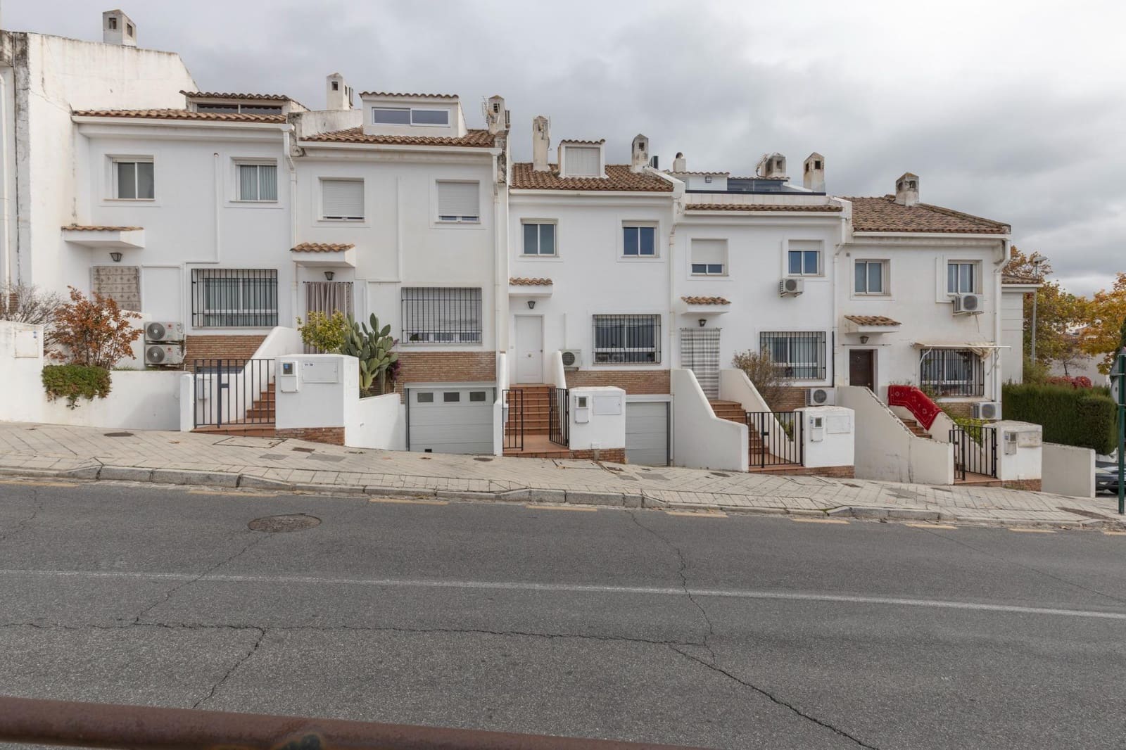 3 bedroom Terraced Villa for sale in Granada city with pool garage - € 339,000 (Ref: 9452331)