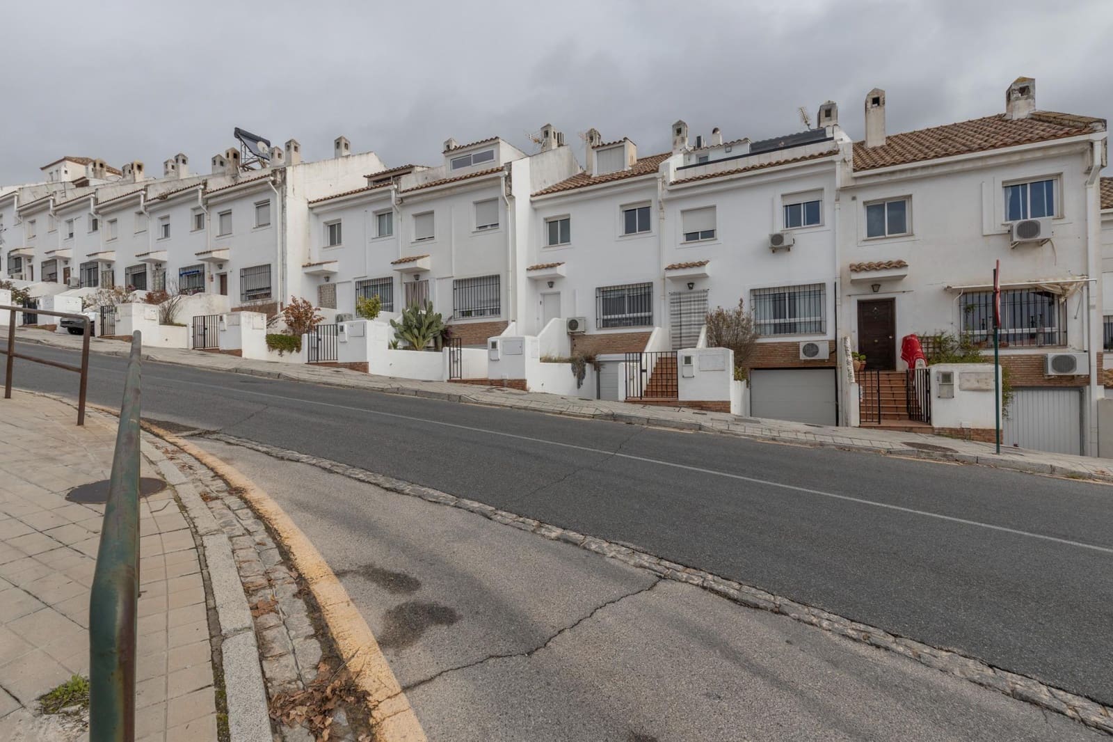 3 bedroom Terraced Villa for sale in Granada city with pool garage - € 339,000 (Ref: 9452331)