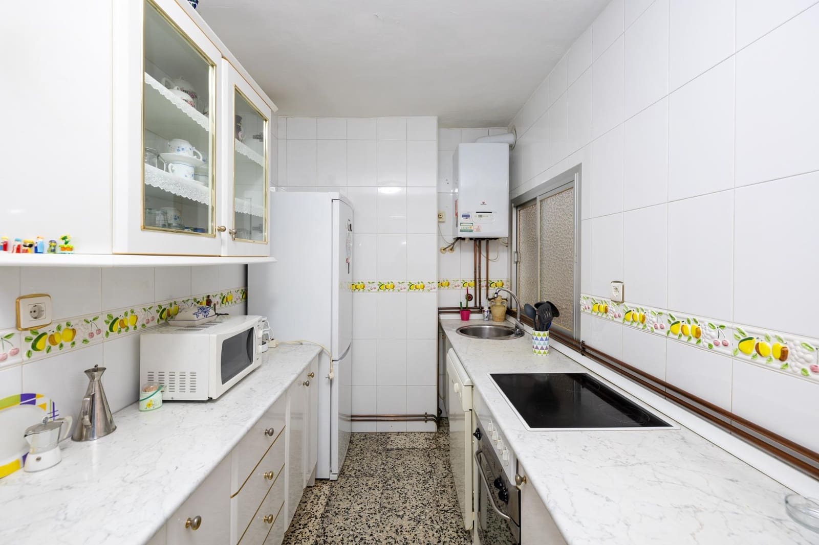 4 bedroom Flat for sale in Granada city with garage - € 245,000 (Ref: 9456529)