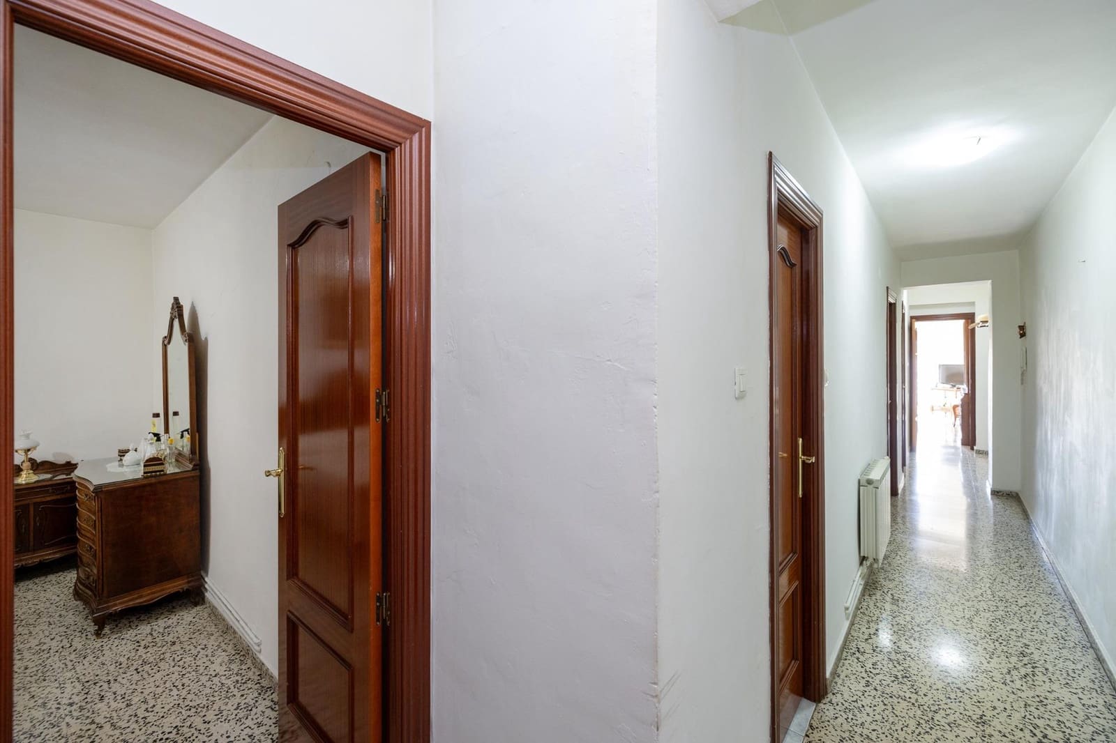4 bedroom Flat for sale in Granada city with garage - € 245,000 (Ref: 9456529)