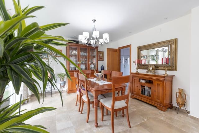 4 sypialnia Willa na sprzedaż w Pinos Genil z basenem garażem - 380 000 € (Ref: 9456535)