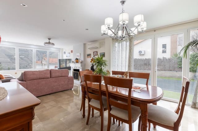 4 sypialnia Willa na sprzedaż w Pinos Genil z basenem garażem - 380 000 € (Ref: 9456535)