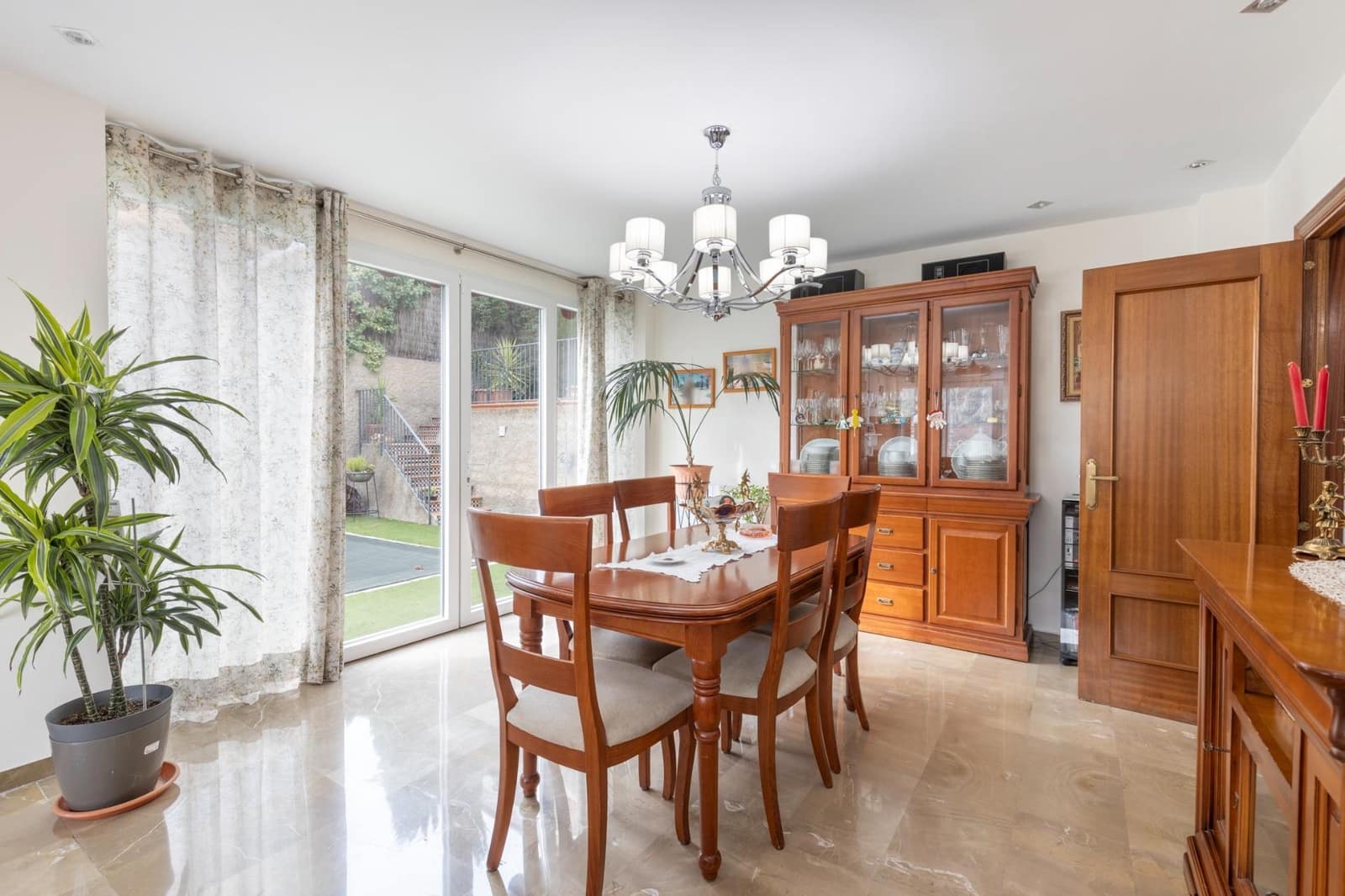 4 sypialnia Willa na sprzedaż w Pinos Genil z basenem garażem - 380 000 € (Ref: 9456535)