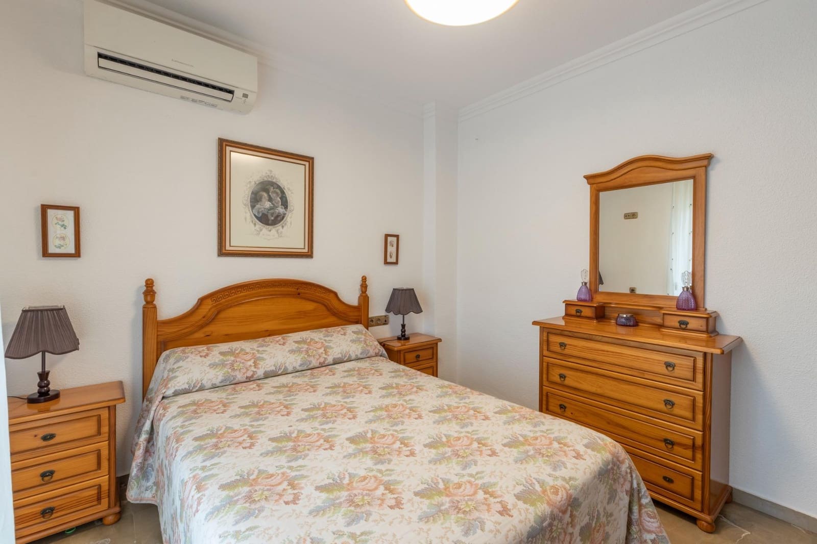 4 sypialnia Willa na sprzedaż w Pinos Genil z basenem garażem - 380 000 € (Ref: 9456535)