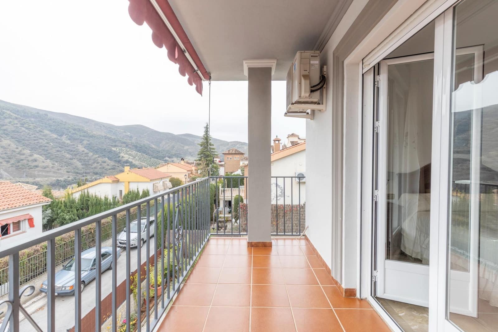 4 sypialnia Willa na sprzedaż w Pinos Genil z basenem garażem - 380 000 € (Ref: 9456535)