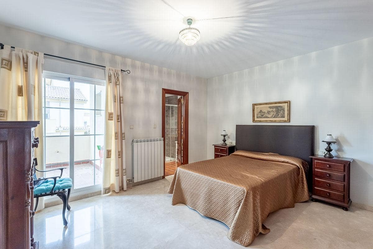 5 sovrum Villa till salu i Peligros med pool garage - 449 000 € (Ref: 9456536)