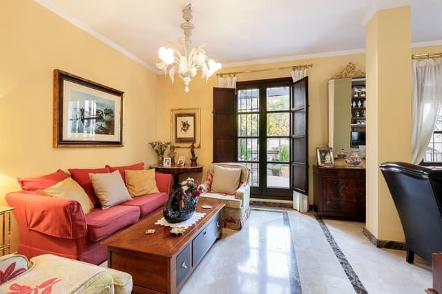 3 bedroom Semi-detached Villa for sale in Granada city with garage - € 640,000 (Ref: 9462534)