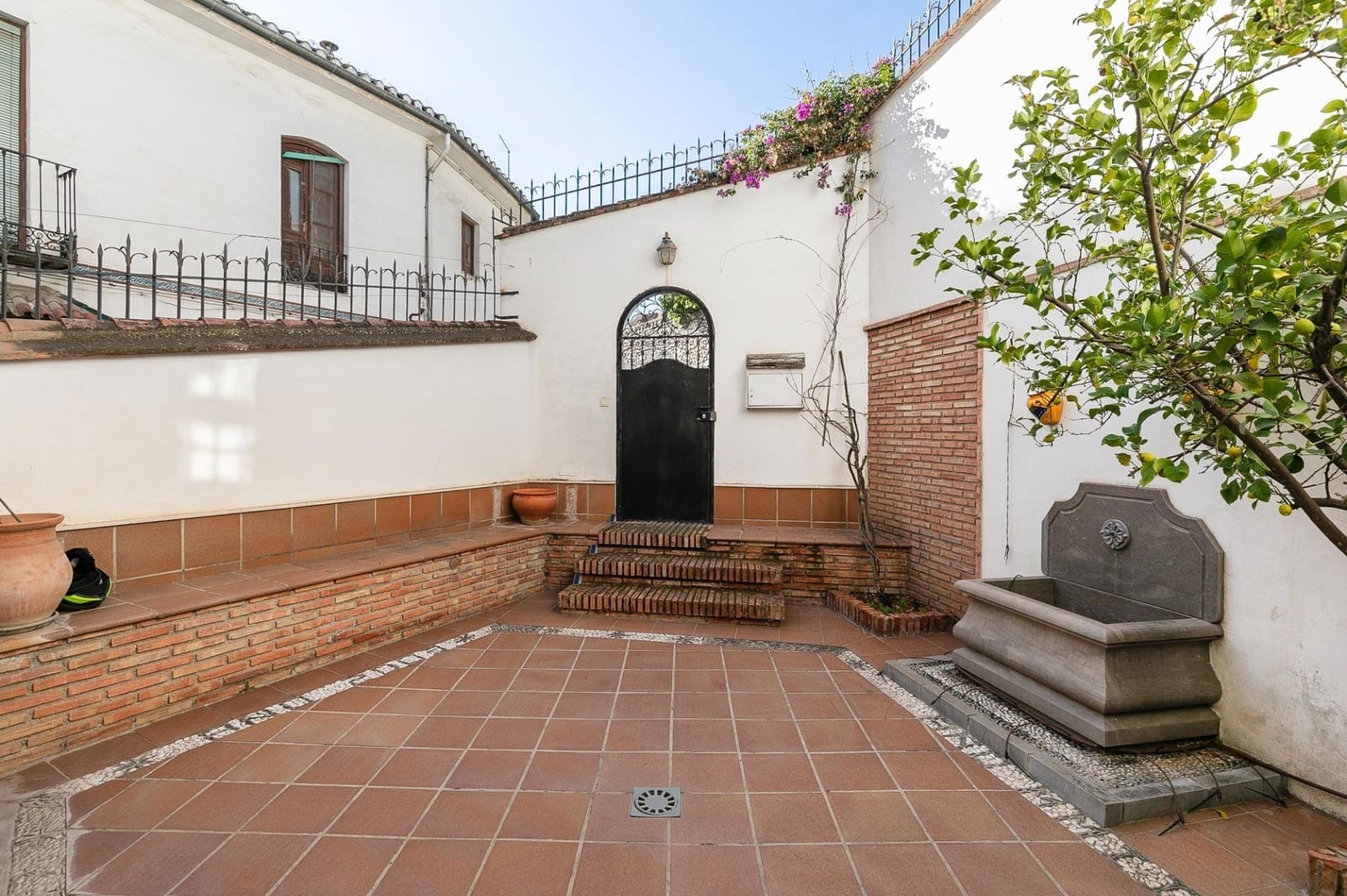 3 bedroom Semi-detached Villa for sale in Granada city with garage - € 640,000 (Ref: 9462534)