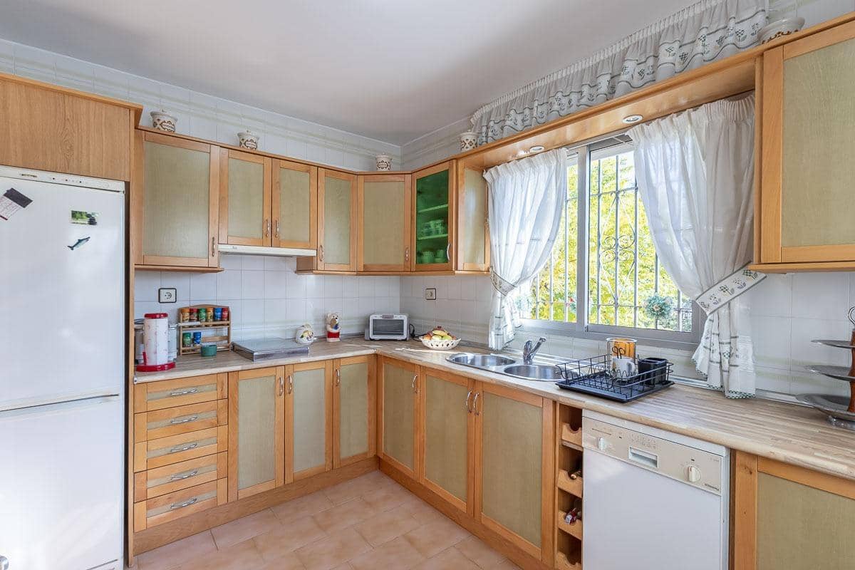 4 bedroom Villa for sale in Gojar with pool garage - € 430,000 (Ref: 9462535)