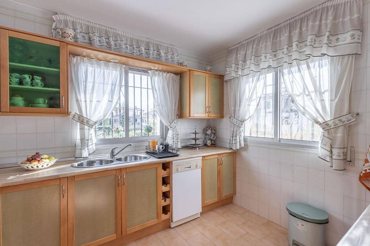 4 bedroom Villa for sale in Gojar with pool garage - € 430,000 (Ref: 9462535)