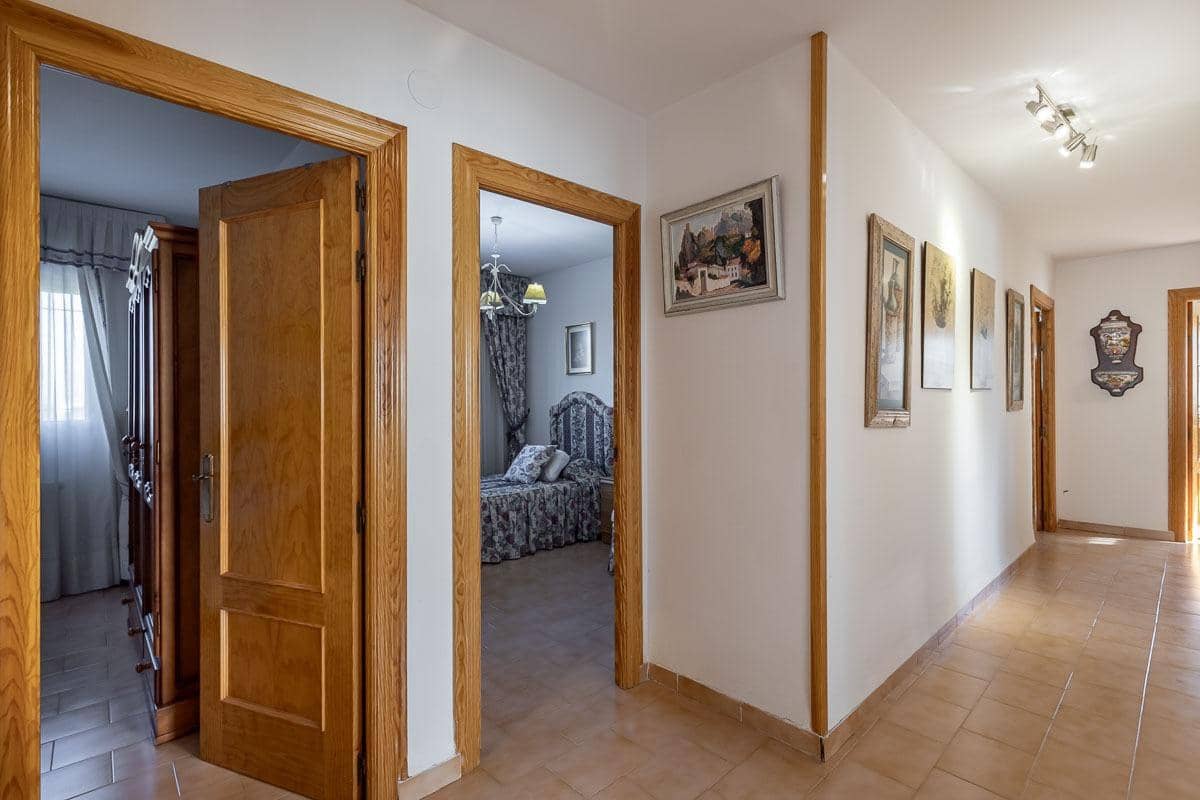 4 bedroom Villa for sale in Gojar with pool garage - € 430,000 (Ref: 9462535)