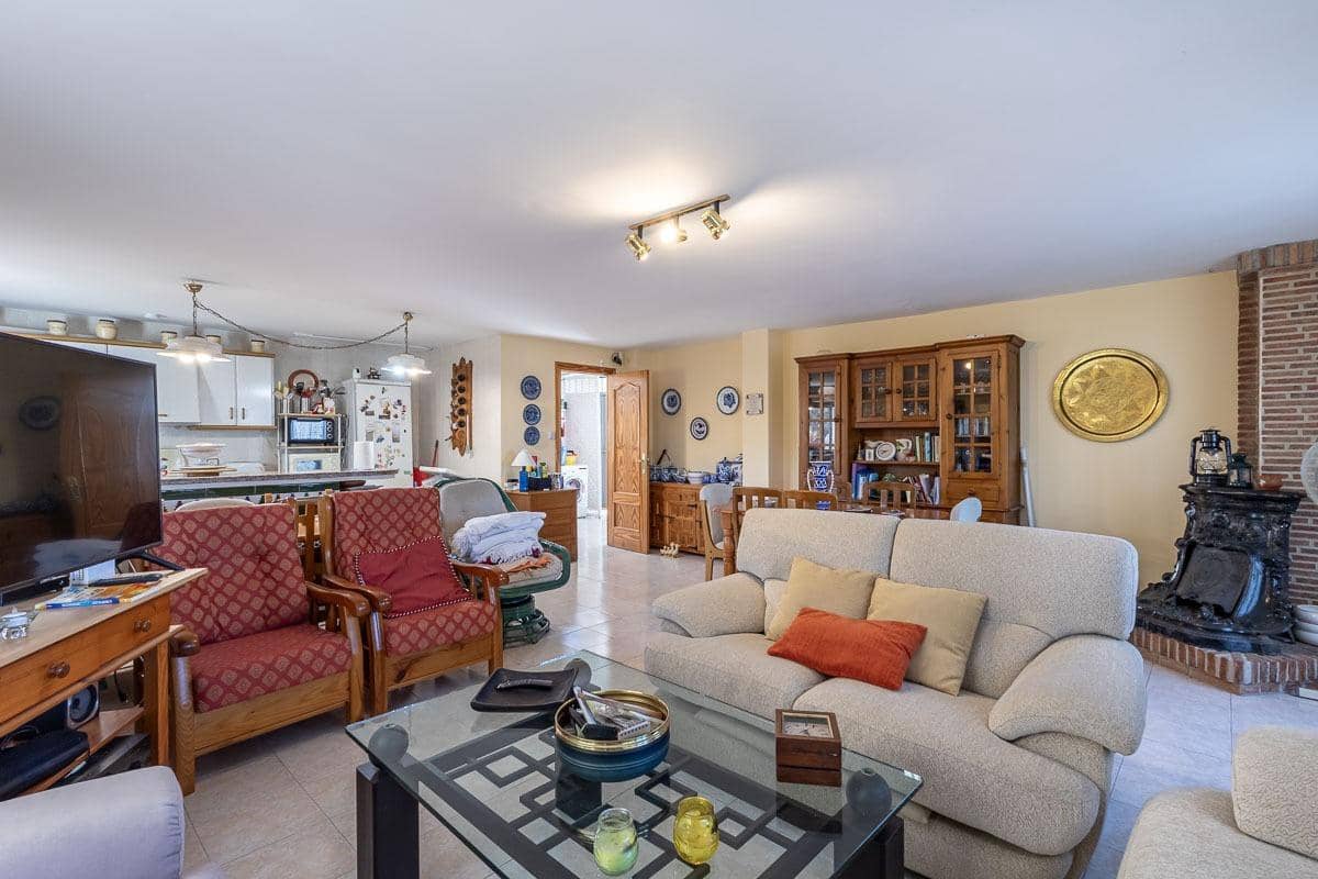 4 bedroom Villa for sale in Gojar with pool garage - € 430,000 (Ref: 9462535)