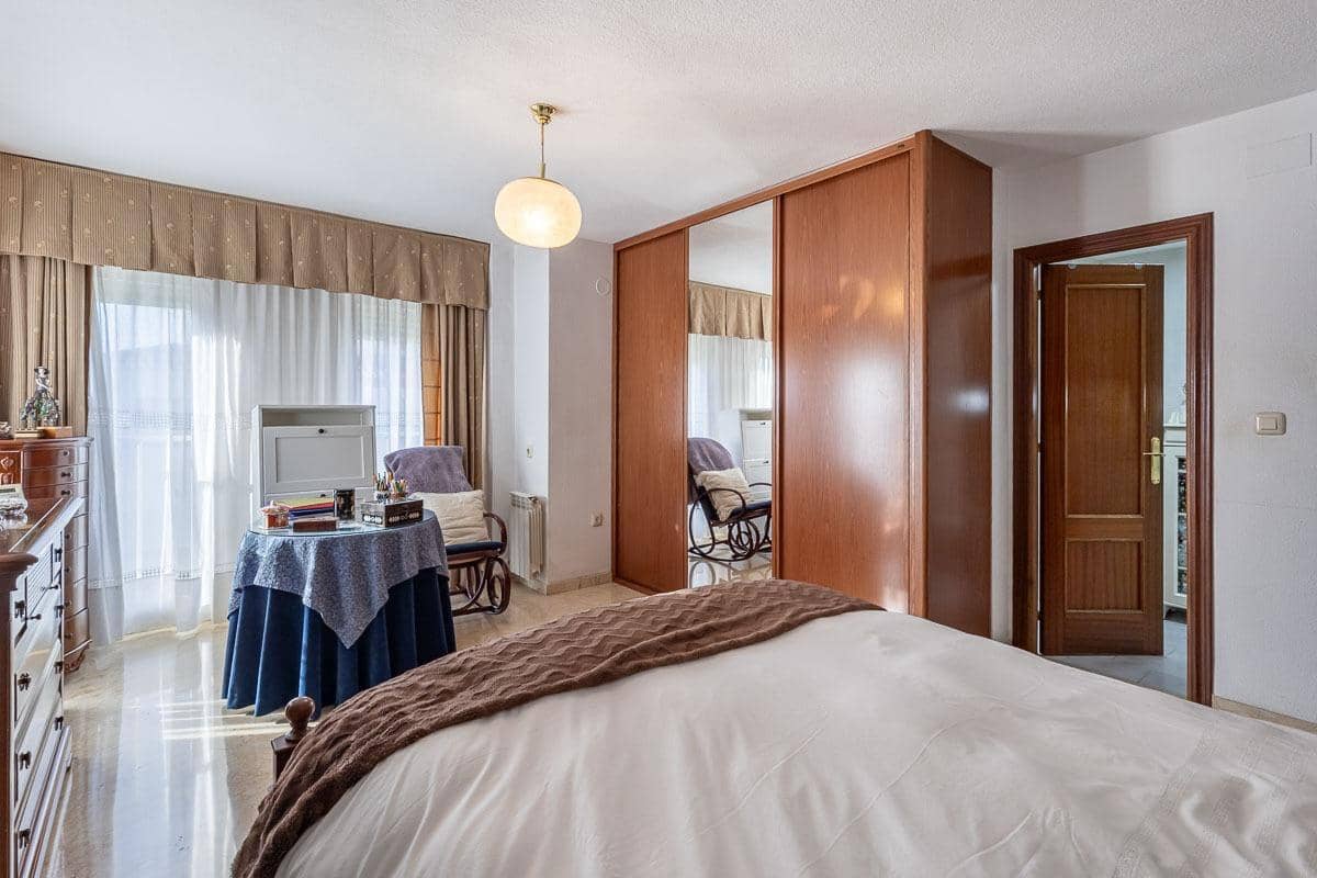 4 soverom Villa til salgs i Peligros med svømmebasseng garasje - € 329 000 (Ref: 9465718)