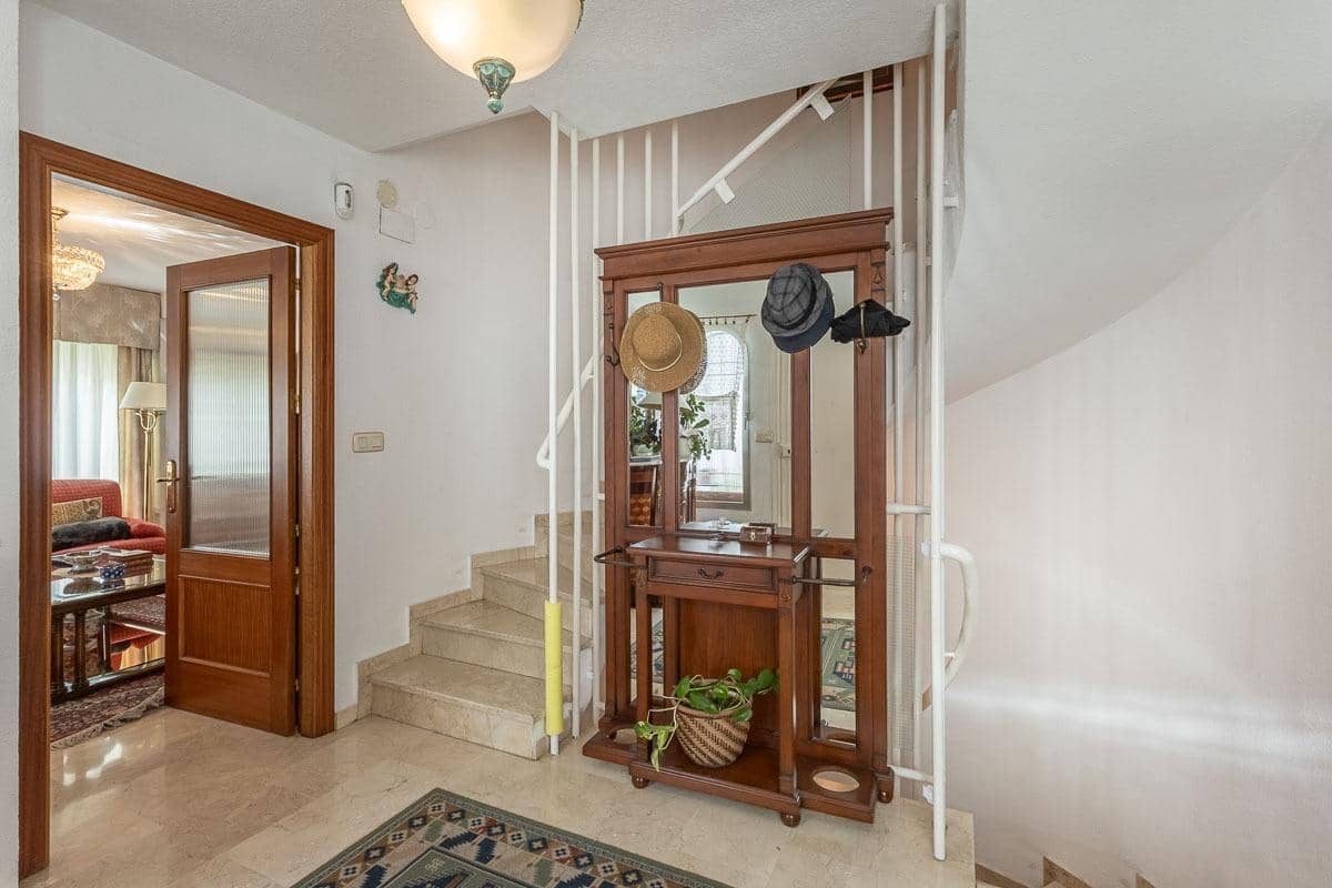 4 soverom Villa til salgs i Peligros med svømmebasseng garasje - € 329 000 (Ref: 9465718)