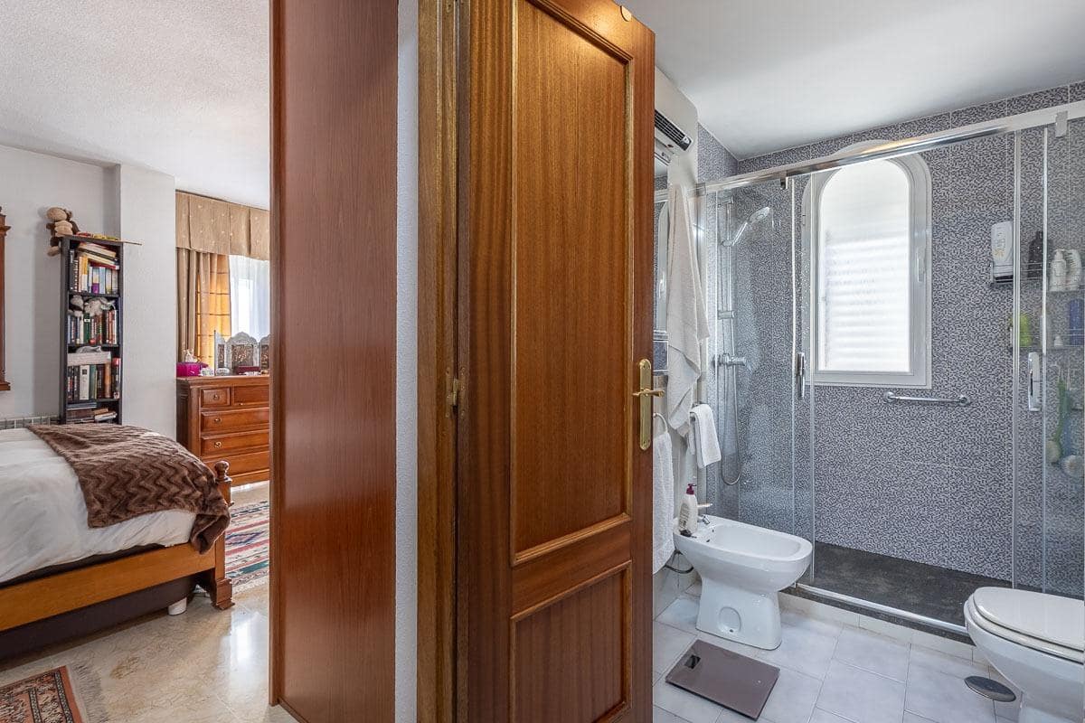 4 soverom Villa til salgs i Peligros med svømmebasseng garasje - € 329 000 (Ref: 9465718)