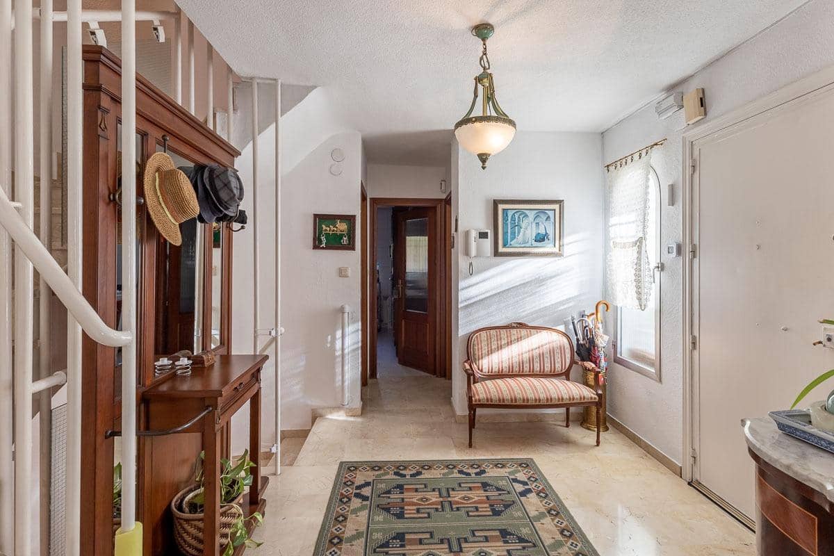 4 soverom Villa til salgs i Peligros med svømmebasseng garasje - € 329 000 (Ref: 9465718)