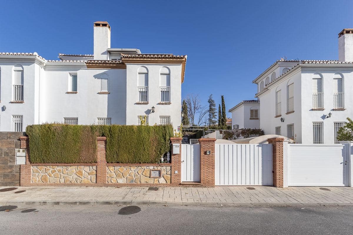 4 soverom Villa til salgs i Peligros med svømmebasseng garasje - € 329 000 (Ref: 9465718)