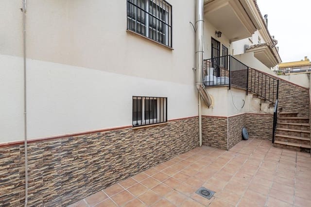 4 quarto Moradia em Banda para venda em Churriana de la Vega com garagem - 375 000 € (Ref: 9470636)