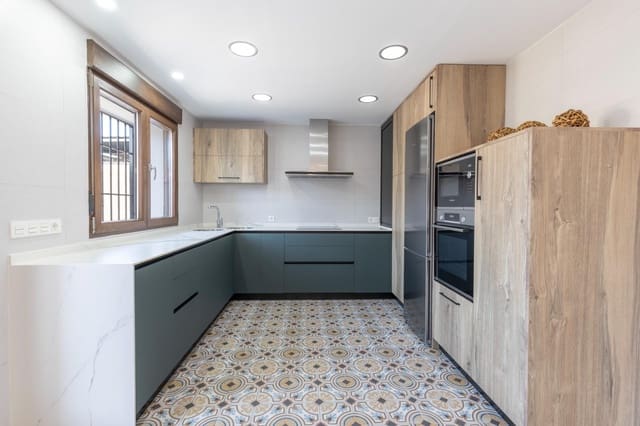 5 slaapkamer Villa te koop in La Zubia met garage - € 420.000 (Ref: 9470637)