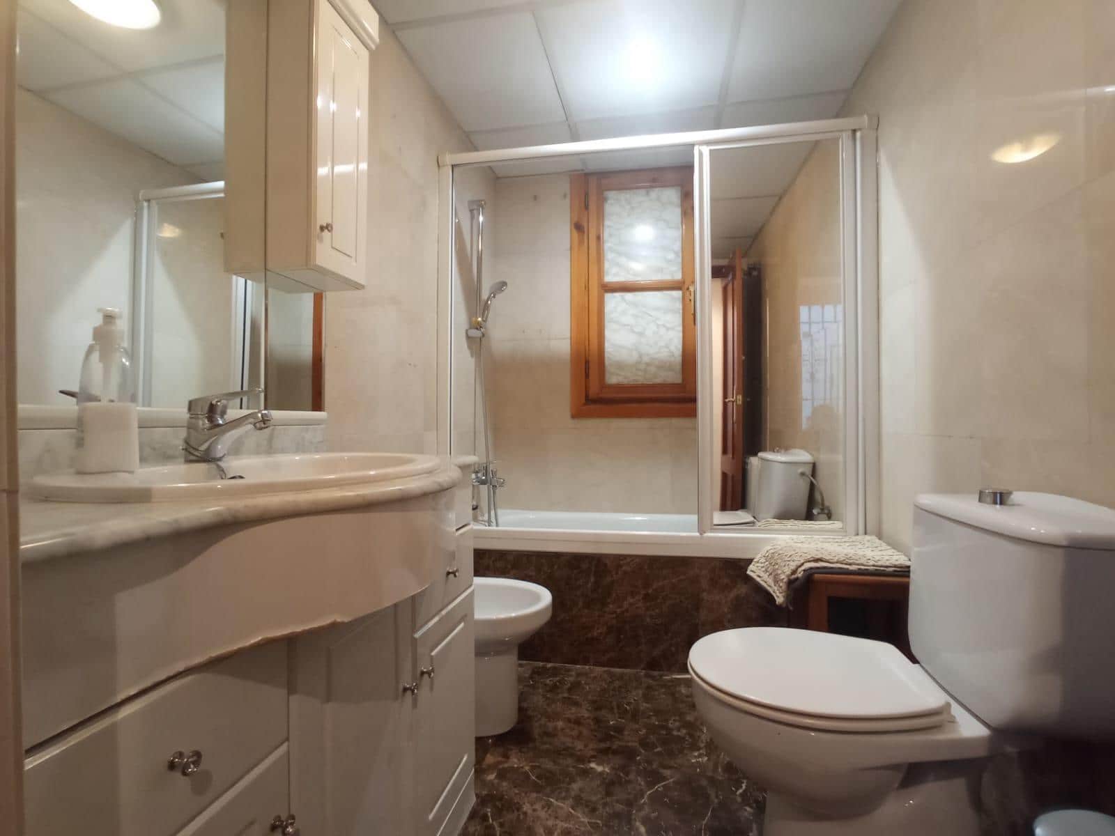 Appartement de 4 chambres à louer à Grenade ville - 1 200 € (Ref: 9473132)