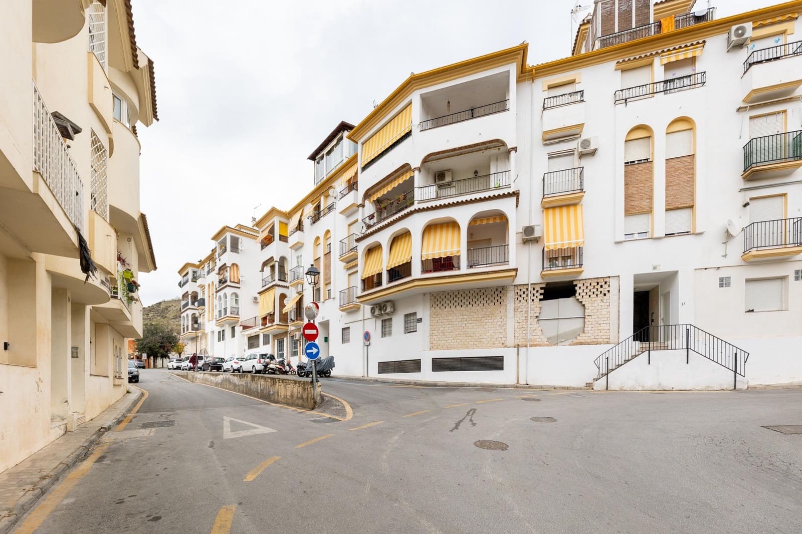 2 bedroom Flat for sale in Cenes de la Vega with pool - € 122,900 (Ref: 9476184)