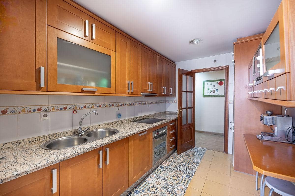 3 bedroom Flat for sale in Granada city with garage - € 249,500 (Ref: 9482154)