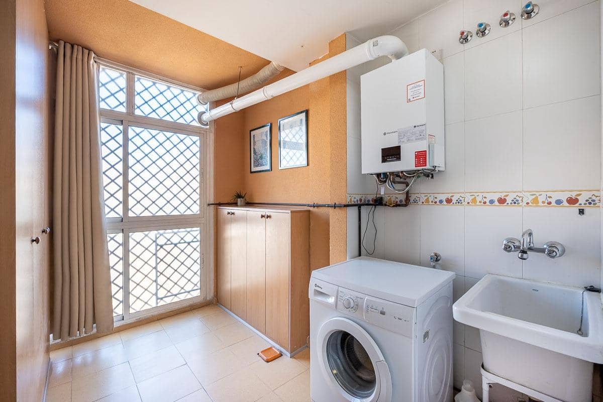 3 bedroom Flat for sale in Granada city with garage - € 249,500 (Ref: 9482154)